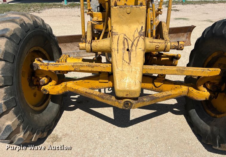 image for item DR5746 1973 Caterpillar 12F  rigid frame motor grader