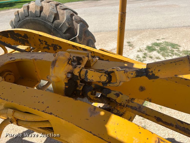 image for item DR5746 1973 Caterpillar 12F  rigid frame motor grader