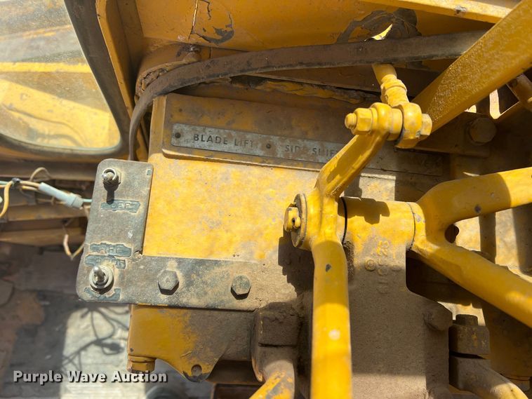 image for item DR5746 1973 Caterpillar 12F  rigid frame motor grader