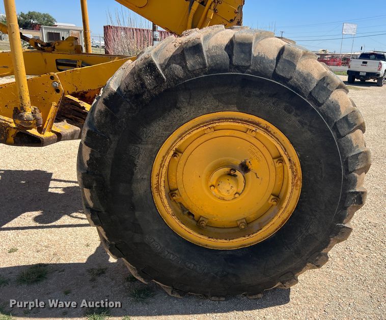 image for item DR5746 1973 Caterpillar 12F  rigid frame motor grader