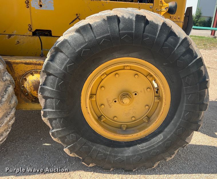 image for item DR5746 1973 Caterpillar 12F  rigid frame motor grader