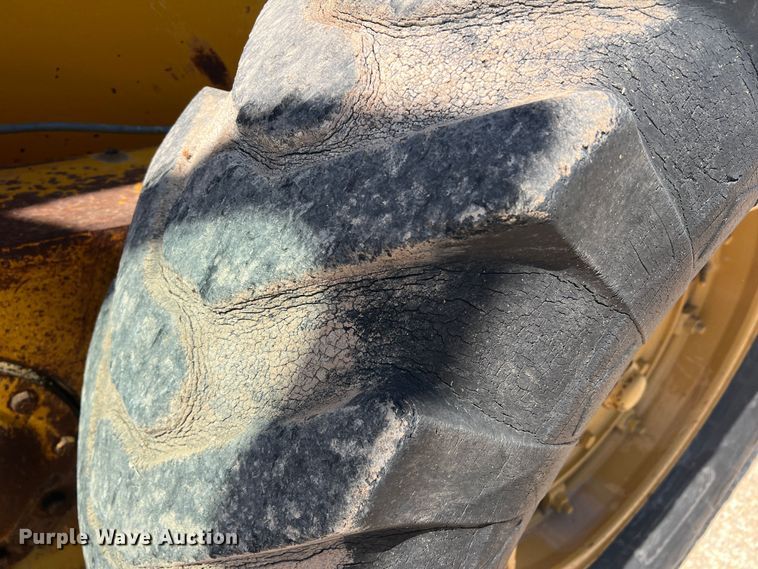 image for item DR5746 1973 Caterpillar 12F  rigid frame motor grader