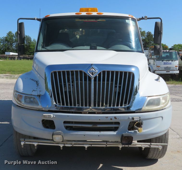 image for item FB9847 2005 International 4200  street sweeper truck