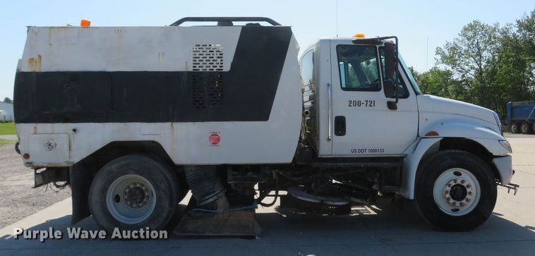 image for item FB9847 2005 International 4200  street sweeper truck