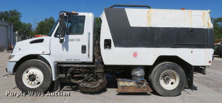 image for item FB9847 2005 International 4200  street sweeper truck
