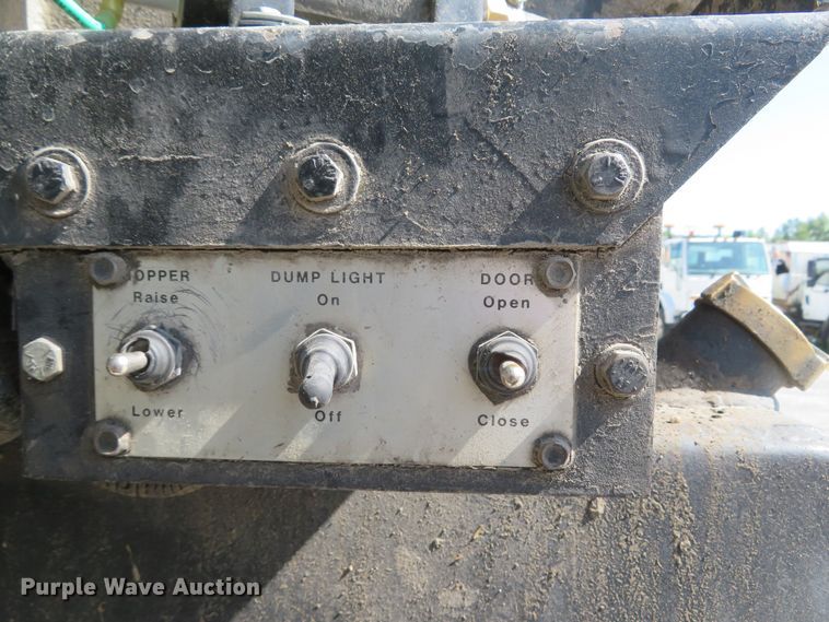 image for item FB9847 2005 International 4200  street sweeper truck