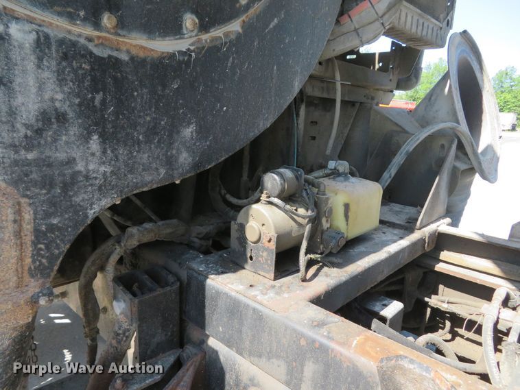 image for item FB9847 2005 International 4200  street sweeper truck