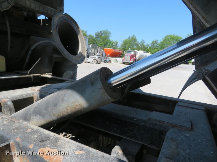 image for item FB9847 2005 International 4200  street sweeper truck