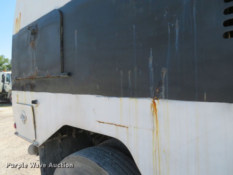 image for item FB9847 2005 International 4200  street sweeper truck