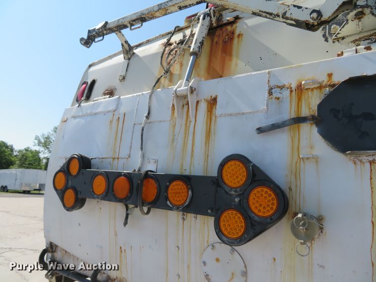 image for item FB9847 2005 International 4200  street sweeper truck