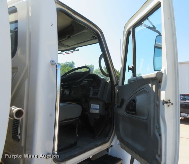 image for item FB9847 2005 International 4200  street sweeper truck