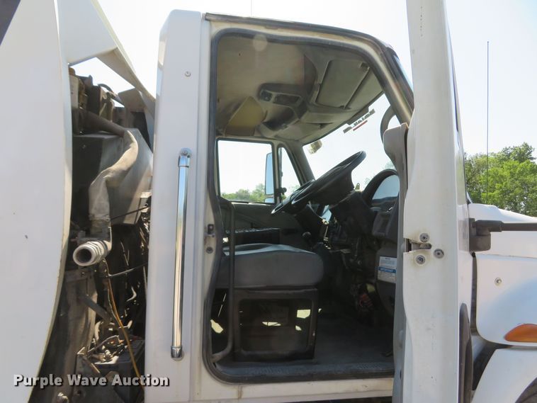 image for item FB9847 2005 International 4200  street sweeper truck