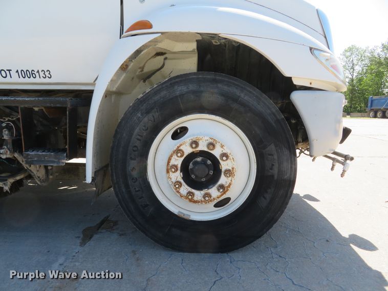 image for item FB9847 2005 International 4200  street sweeper truck