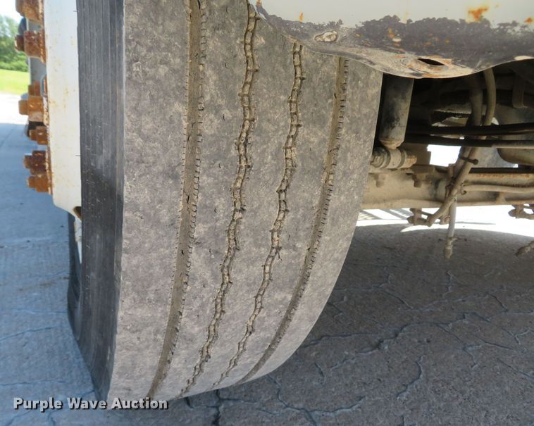 image for item FB9847 2005 International 4200  street sweeper truck