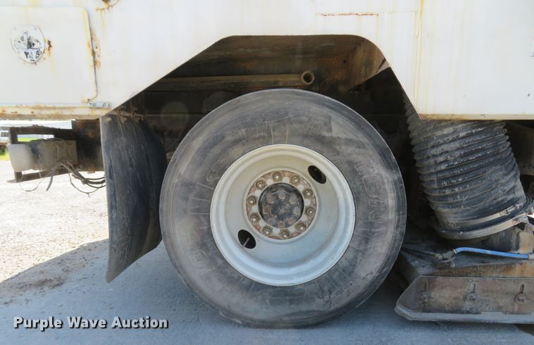 image for item FB9847 2005 International 4200  street sweeper truck