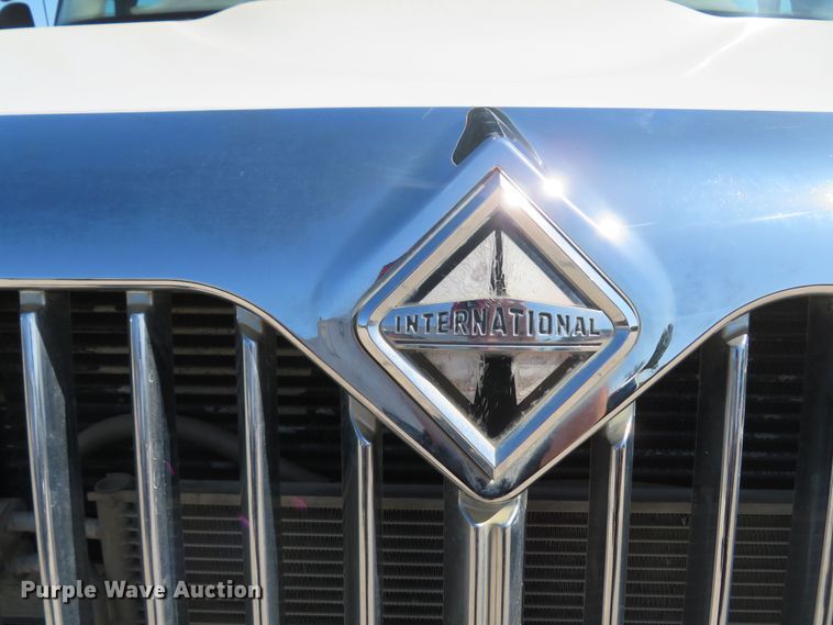 image for item FB9847 2005 International 4200  street sweeper truck