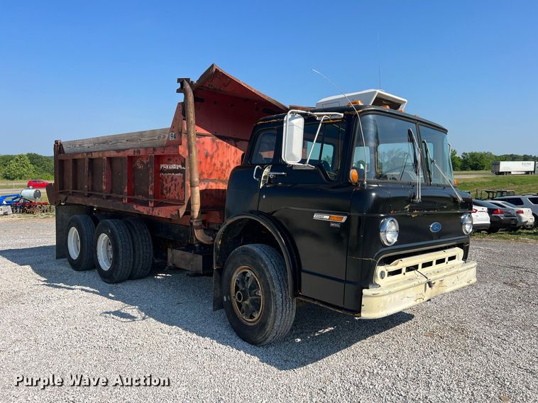 image for item II9138 1990 Ford CT8000  dump truck