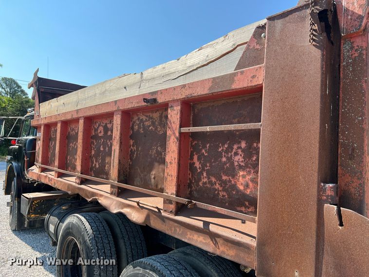 image for item II9138 1990 Ford CT8000  dump truck