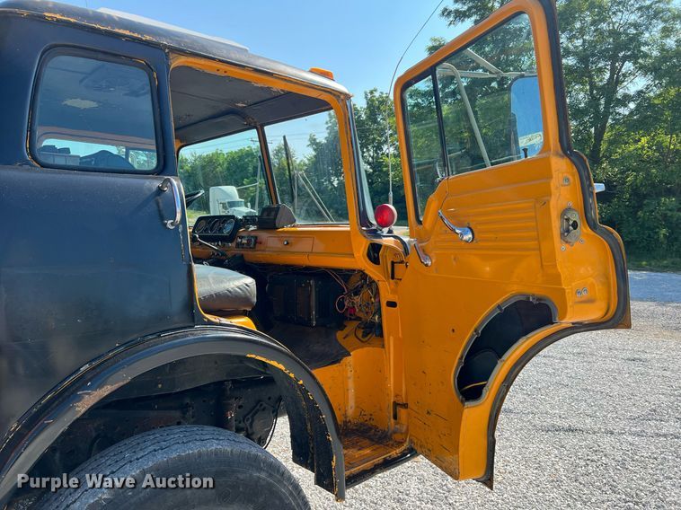 image for item II9138 1990 Ford CT8000  dump truck