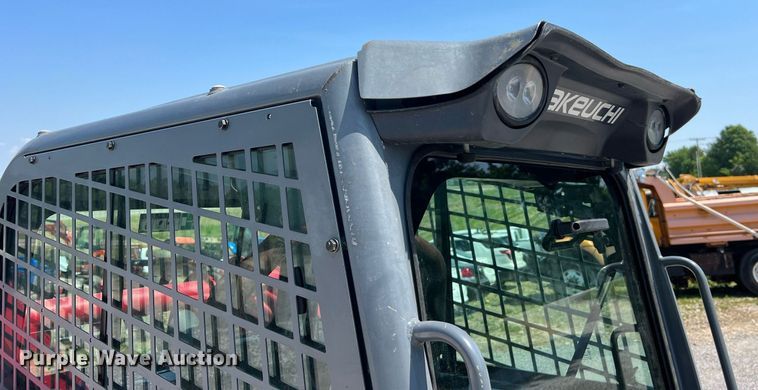 image for item II9142 2016 Takeuchi TL12V2  tracked skid steer loader