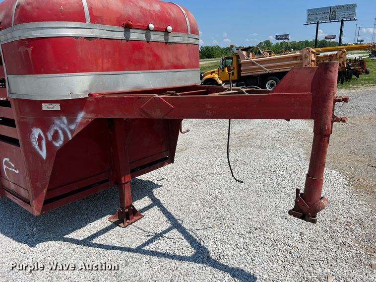 image for item II9143 1982 R&B  livestock trailer