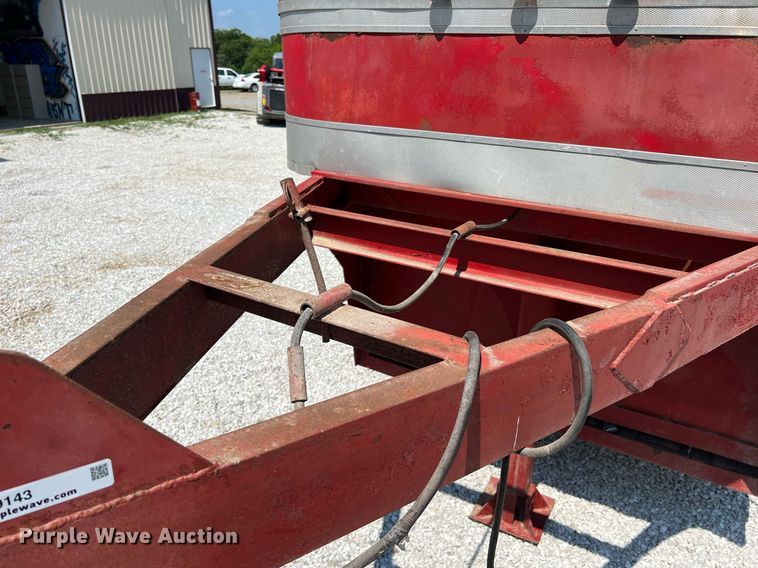 image for item II9143 1982 R&B  livestock trailer