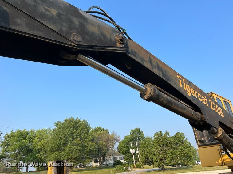 image for item II9146 2003 Tigercat 230B  log loader