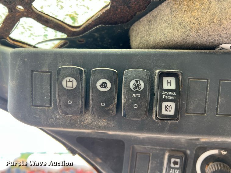 image for item II9178 2012 John Deere 326D  skid steer loader