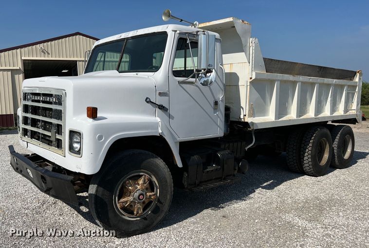 image for item II9187 1982 International F2275  dump truck