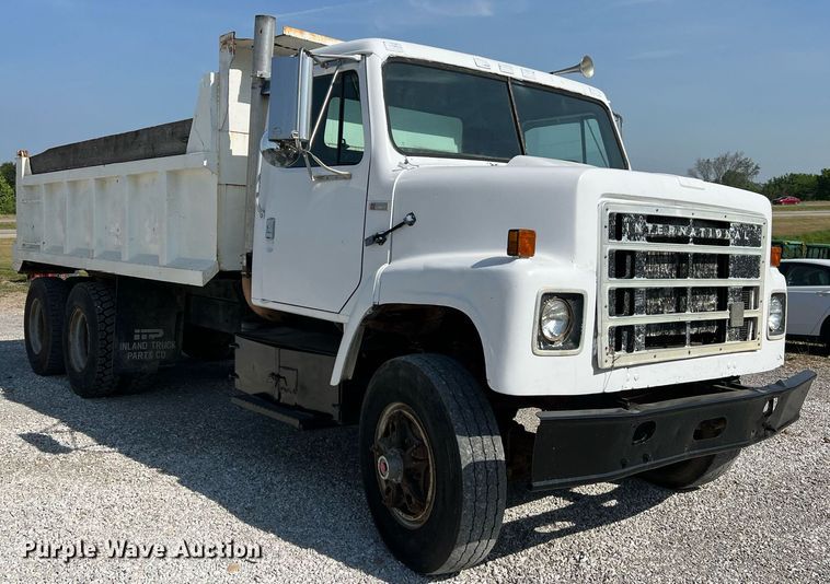 image for item II9187 1982 International F2275  dump truck