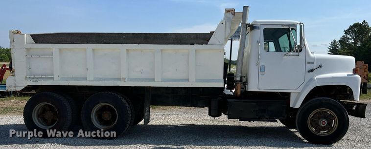 image for item II9187 1982 International F2275  dump truck