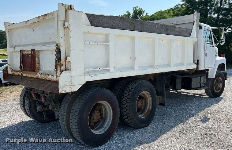 image for item II9187 1982 International F2275  dump truck