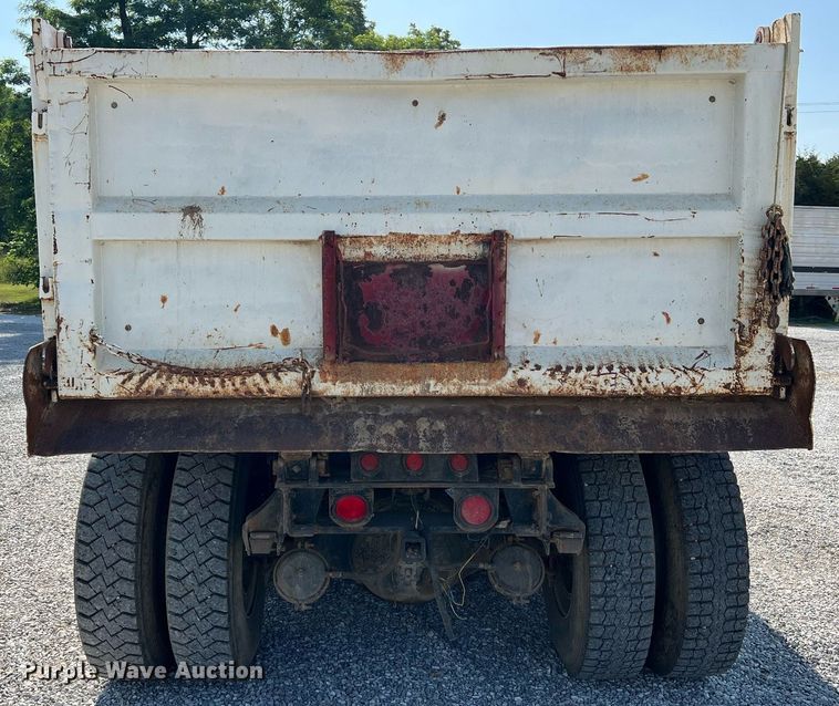 image for item II9187 1982 International F2275  dump truck