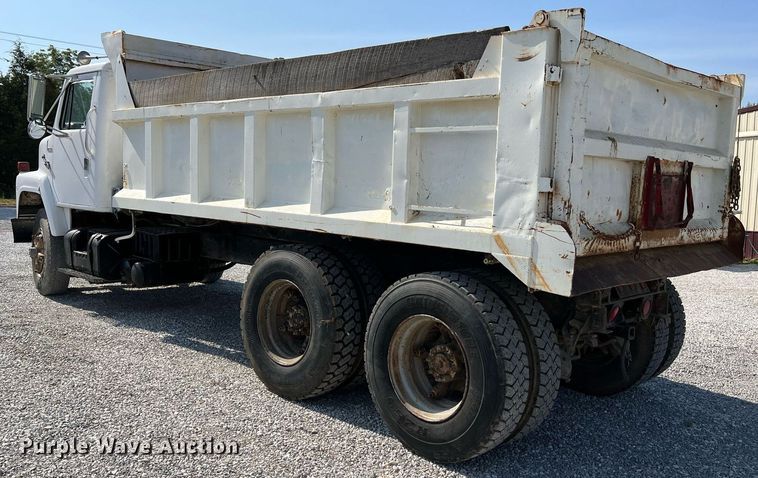image for item II9187 1982 International F2275  dump truck