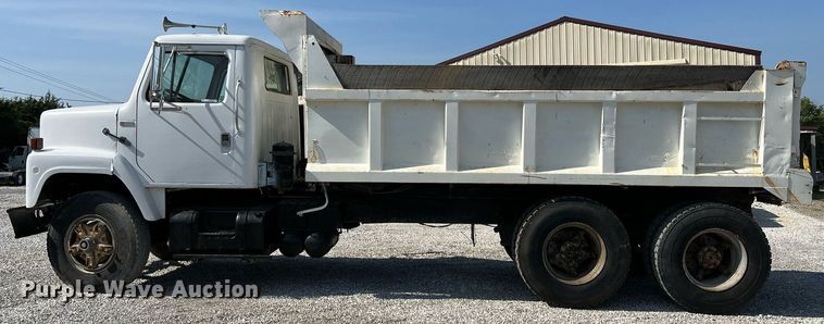 image for item II9187 1982 International F2275  dump truck