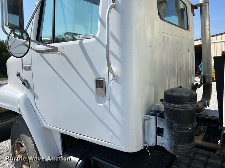 image for item II9187 1982 International F2275  dump truck