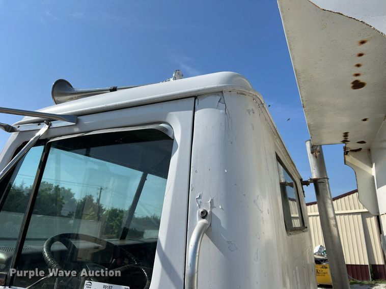 image for item II9187 1982 International F2275  dump truck