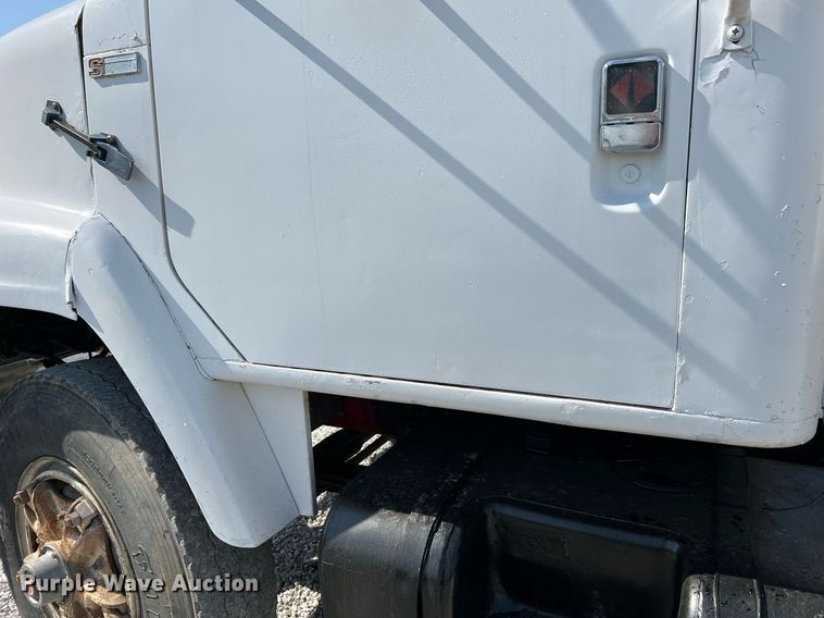 image for item II9187 1982 International F2275  dump truck