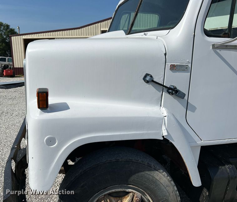 image for item II9187 1982 International F2275  dump truck