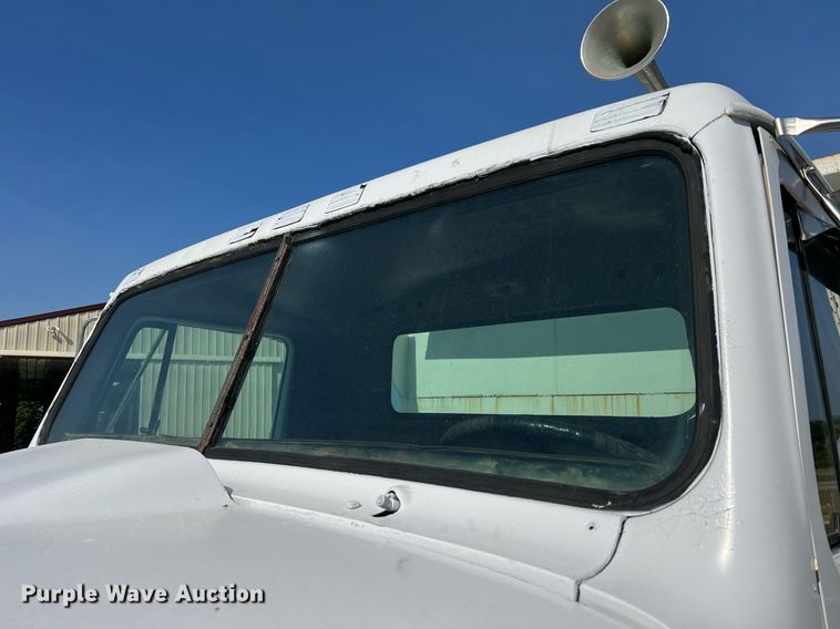 image for item II9187 1982 International F2275  dump truck