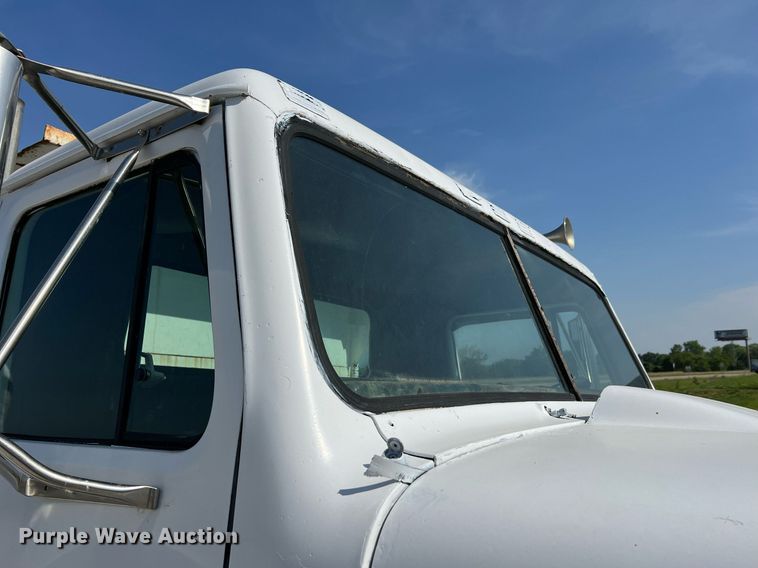 image for item II9187 1982 International F2275  dump truck