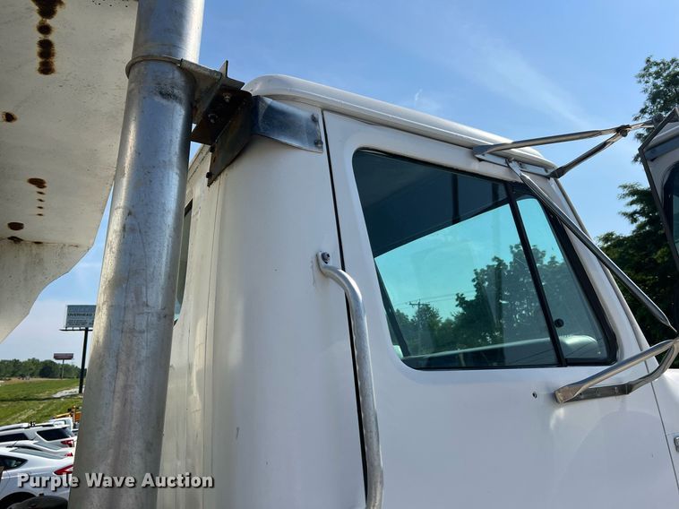 image for item II9187 1982 International F2275  dump truck