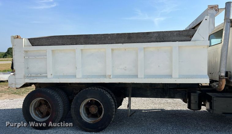image for item II9187 1982 International F2275  dump truck