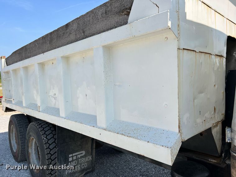 image for item II9187 1982 International F2275  dump truck