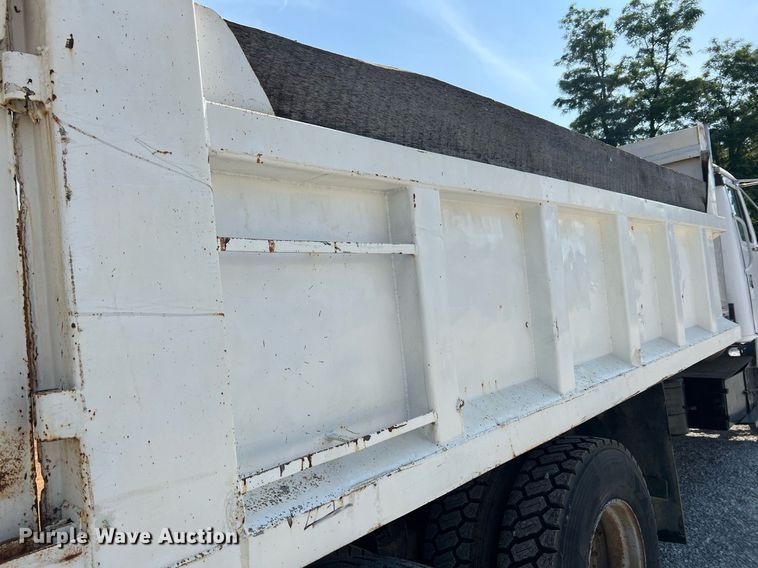 image for item II9187 1982 International F2275  dump truck