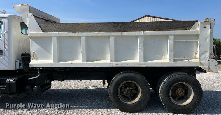 image for item II9187 1982 International F2275  dump truck