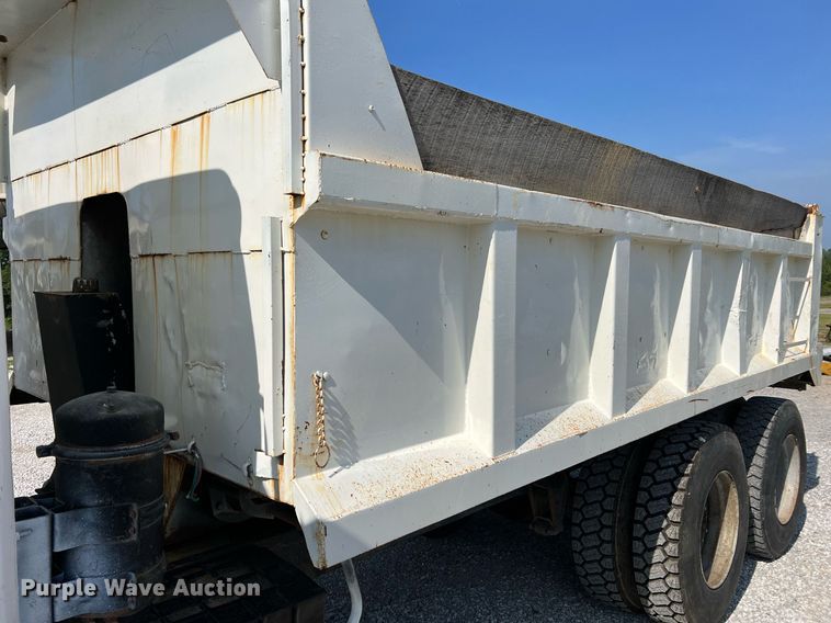image for item II9187 1982 International F2275  dump truck