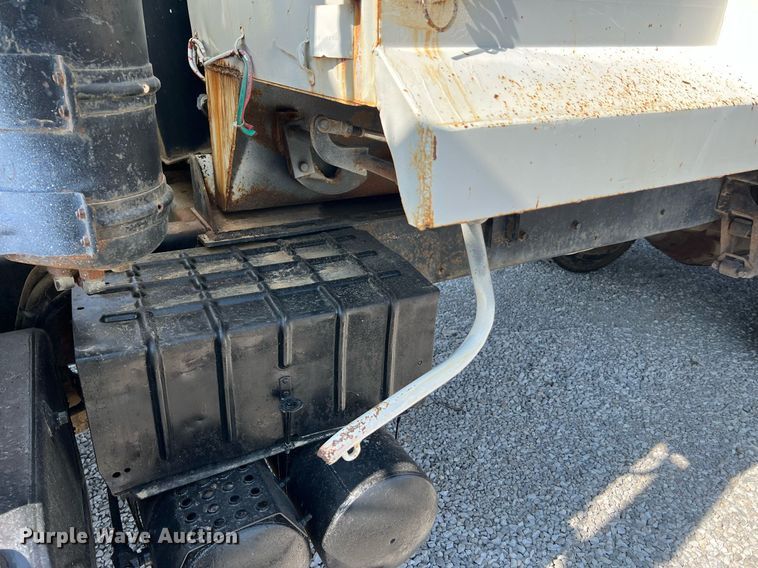 image for item II9187 1982 International F2275  dump truck