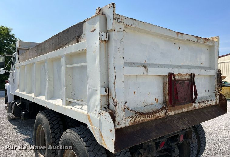 image for item II9187 1982 International F2275  dump truck