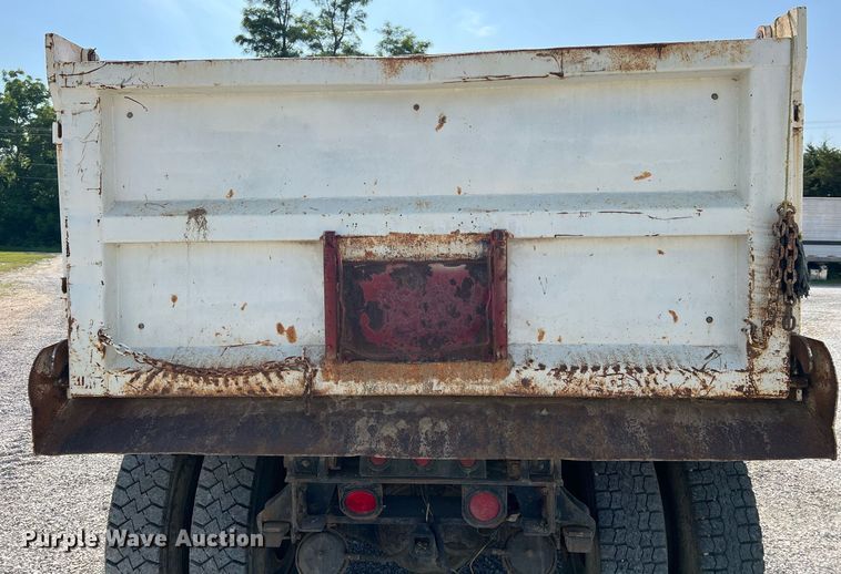 image for item II9187 1982 International F2275  dump truck